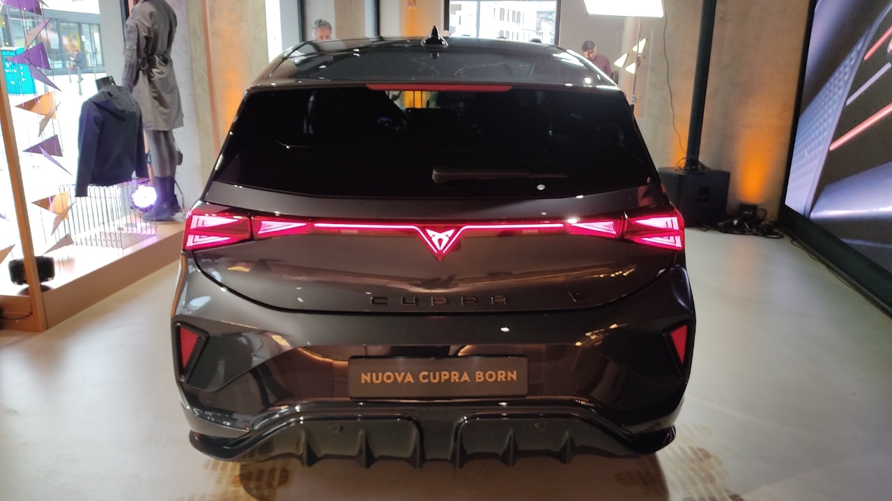 Cupra Born 2026: il restyling dell’elettrica dal vivo a Milano