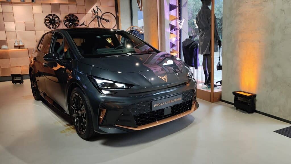 Cupra Born 2026: il restyling dell’elettrica dal vivo a Milano