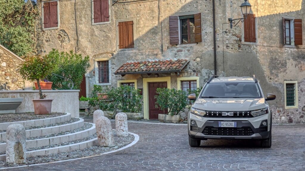 Dacia Jogger Hybrid 155, viaggio sul lago di Garda tra efficienza, spazio e piacere di guida