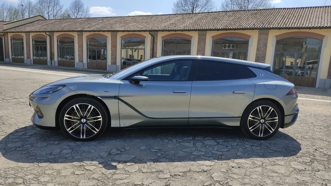 Denza Z9GT: debutta l’8 aprile in Europa col Flash Charging