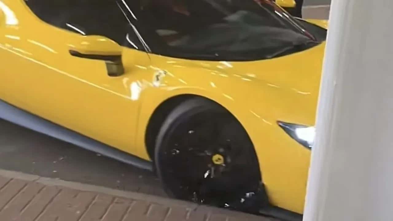 La Ferrari di Sandro Tonali danneggiata dal parcheggiatore fuori dallo stadio