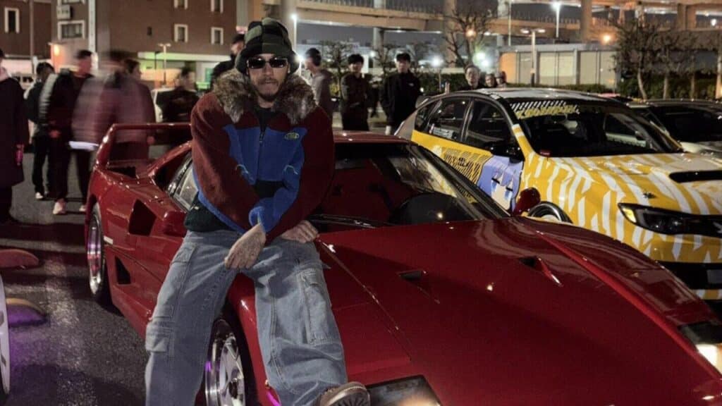 Lewis Hamilton in segreto ad un raduno al volante di una Ferrari F40