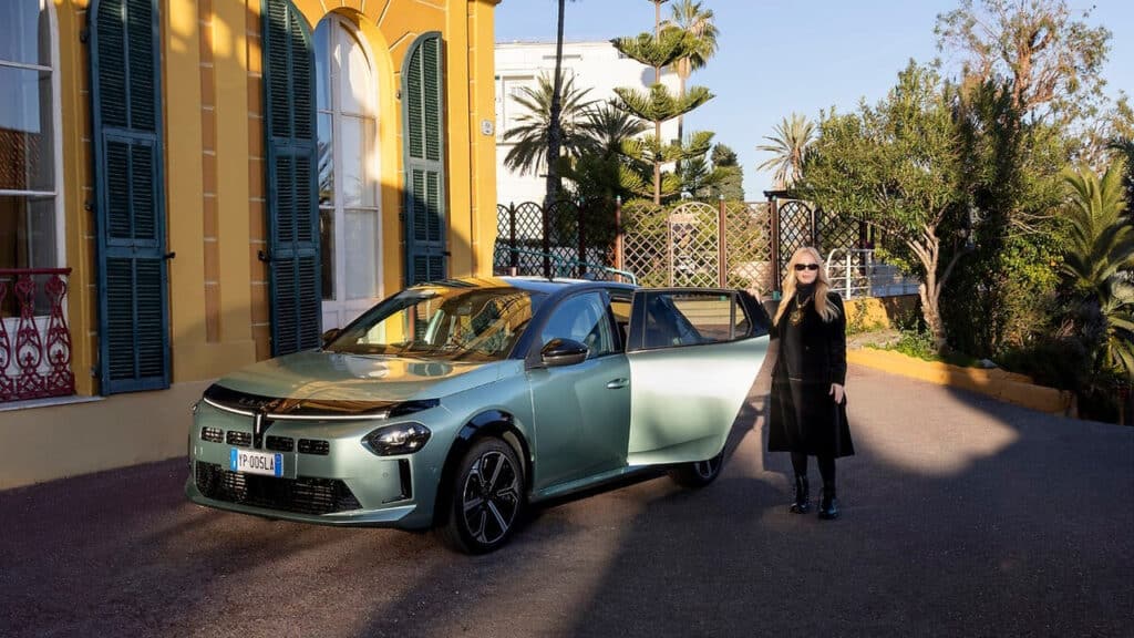 Lancia e Patty Pravo insieme a Sanremo 2026: la Ypsilon protagonista nel videoclip di “Opera”