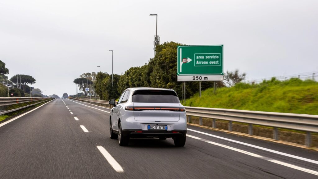 Leapmotor B10 REEV Hybrid, a Roma il debutto dinamico del SUV