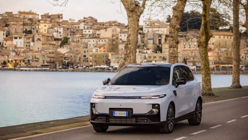 Leapmotor B10 Reev Hybrid, arriva il Suv ibrido compatto che si guida come un’elettrica