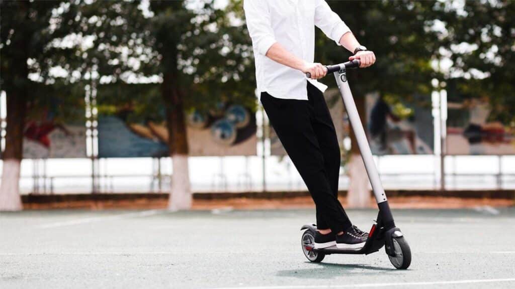 Monopattini elettrici, dal 16 maggio scatta obbligo di targa e assicurazione