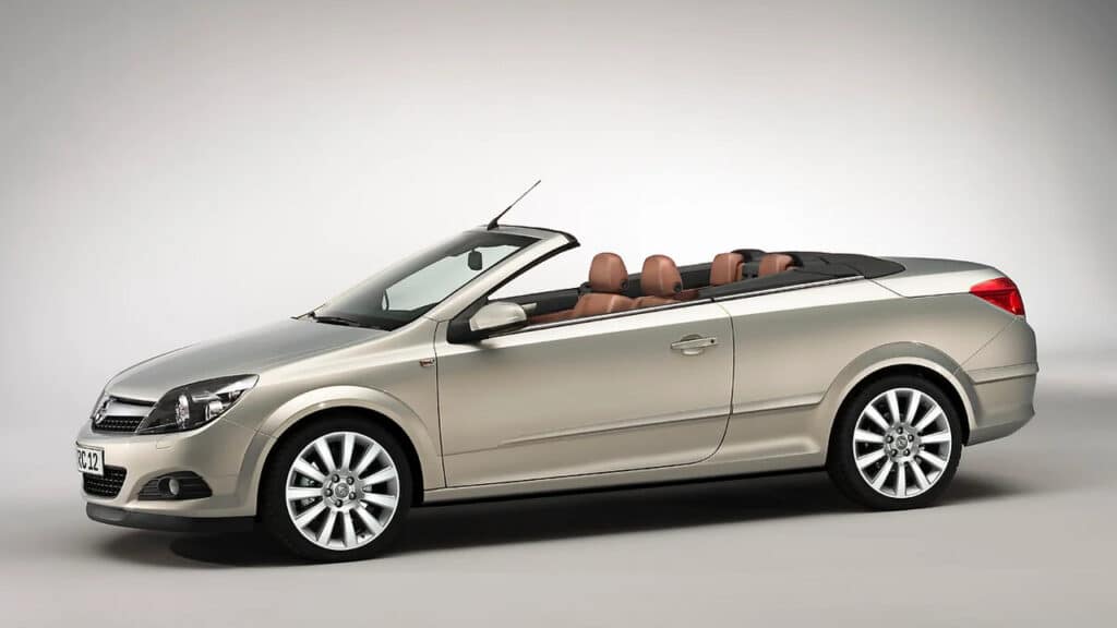 Opel Astra TwinTop, la cabrio-coupé che nel 2006 portò eleganza e versatilità al Salone di Ginevra
