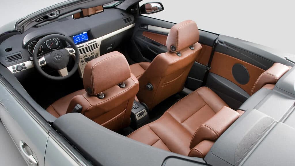 Opel Astra TwinTop, la cabrio-coupé che nel 2006 portò eleganza e versatilità al Salone di Ginevra
