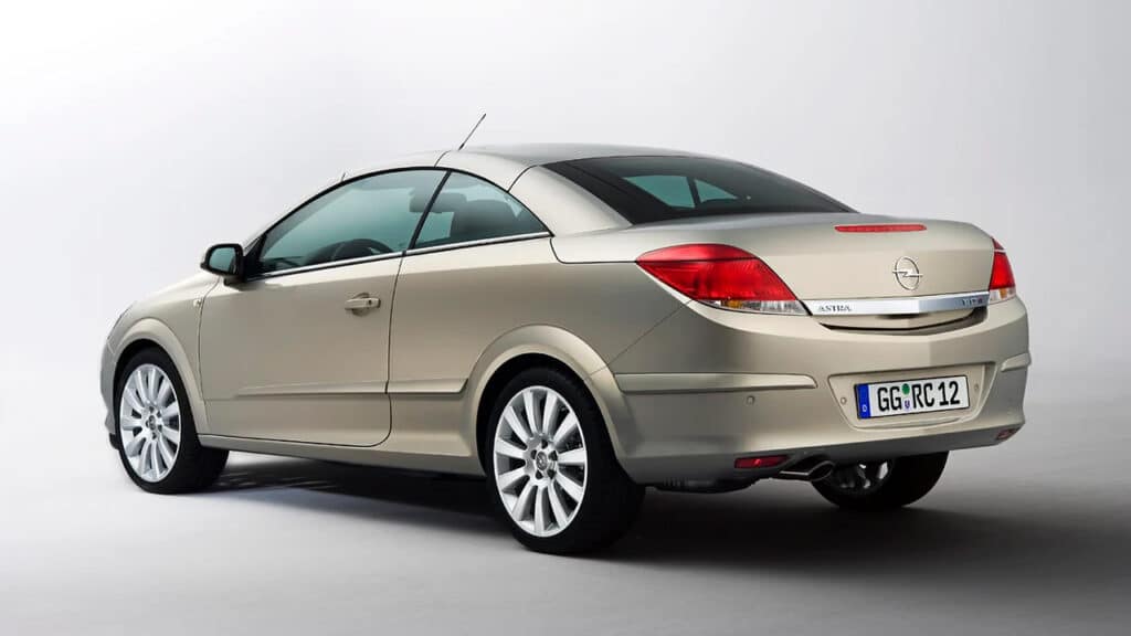 Opel Astra TwinTop, la cabrio-coupé che nel 2006 portò eleganza e versatilità al Salone di Ginevra