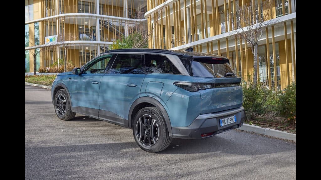 Peugeot 5008 Plug-in Hybrid, viaggio ad Antibes tra arte, comfort e piacere di guida