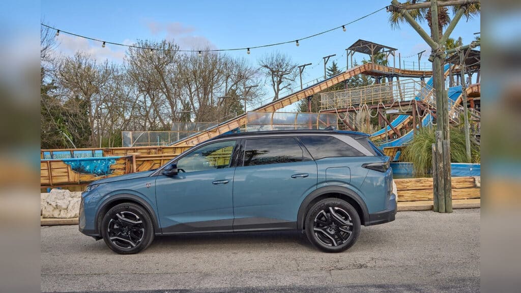 Peugeot 5008 Plug-In Hybrid: viaggio in Costa Azzurra tra spazio a bordo e l’eccellenza ceramica di Vallauris