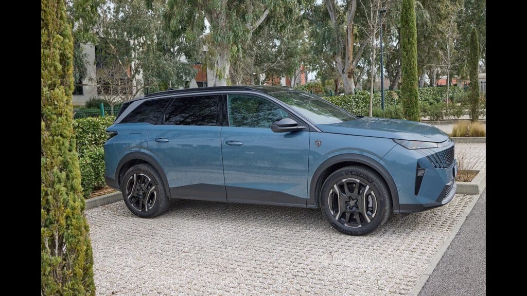 Peugeot 5008 Plug-in Hybrid, viaggio ad Antibes tra arte, comfort e piacere di guida