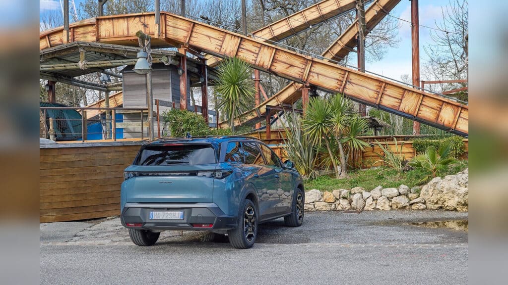 Peugeot 5008 Plug-In Hybrid: viaggio in Costa Azzurra tra spazio a bordo e l’eccellenza ceramica di Vallauris