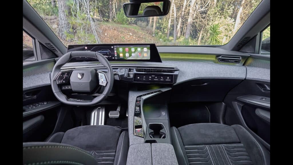 Peugeot 5008 Plug-in Hybrid, viaggio ad Antibes tra arte, comfort e piacere di guida