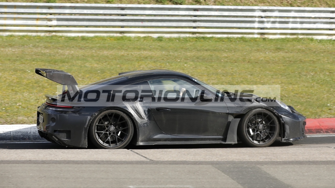 Porsche 911 GT3 RS 2027: il restyling prosegue i test col turbo