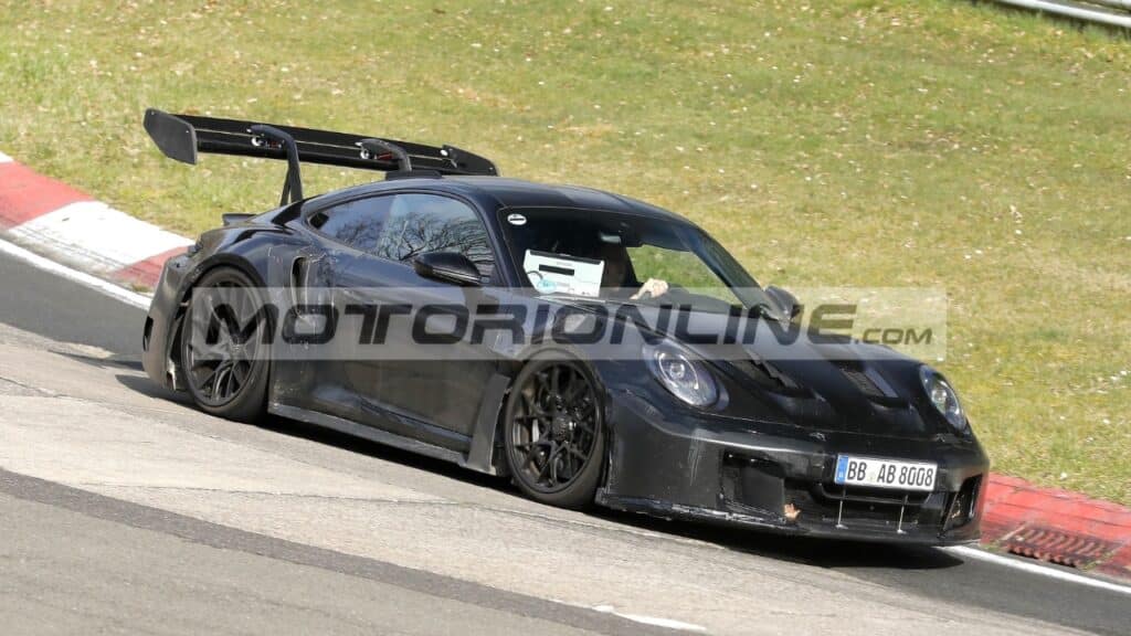 Porsche 911 GT3 RS 2027: il restyling prosegue i test col turbo