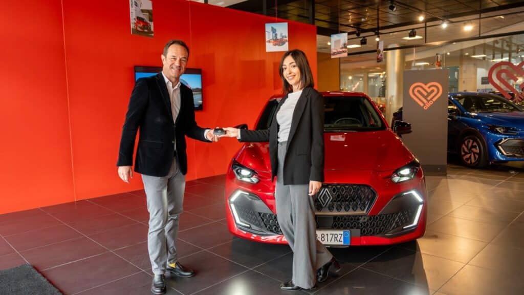 Renault Clio 2026 conquista l’Italia: già 10.000 ordini per la nuova generazione