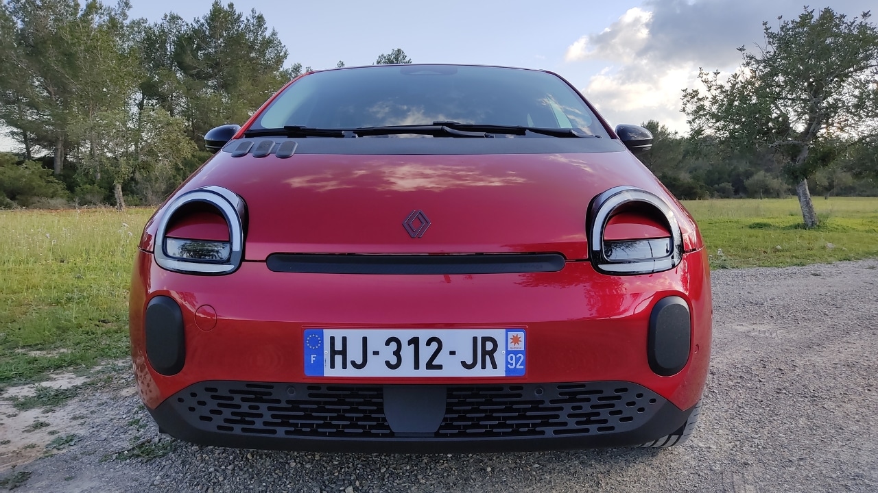 Renault Twingo 2026: la citycar diventa elettrica sulle strade di Ibiza