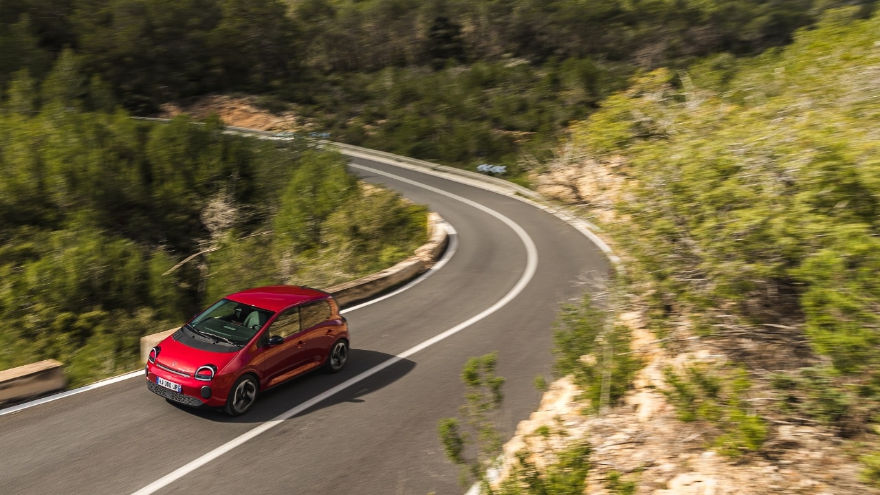 Renault Twingo 2026: la citycar diventa elettrica sulle strade di Ibiza