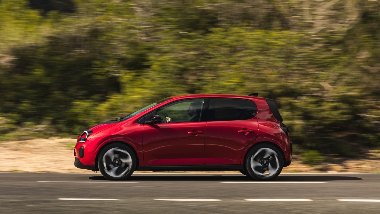 Renault Twingo 2026: la citycar diventa elettrica sulle strade di Ibiza