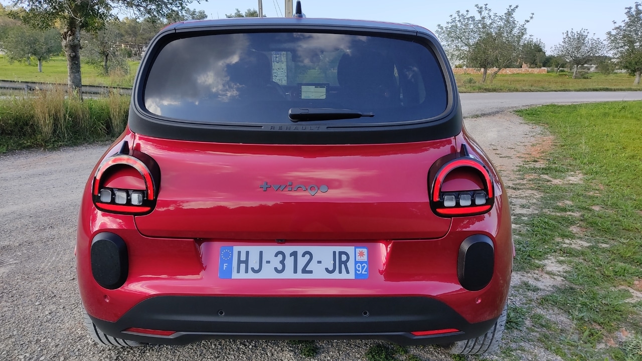Renault Twingo 2026: la citycar diventa elettrica sulle strade di Ibiza