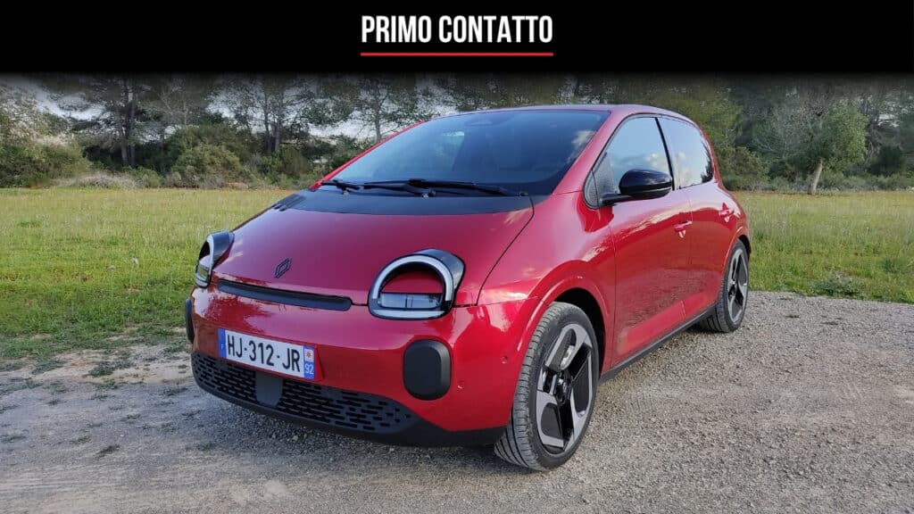 Renault Twingo 2026: la citycar diventa elettrica sulle strade di Ibiza