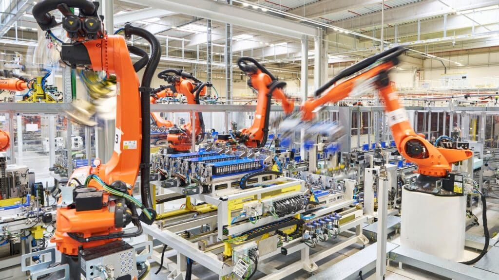 Skoda inaugura la nuova fabbrica di batterie per auto elettriche: equipaggeranno i veicoli del Gruppo Volkswagen