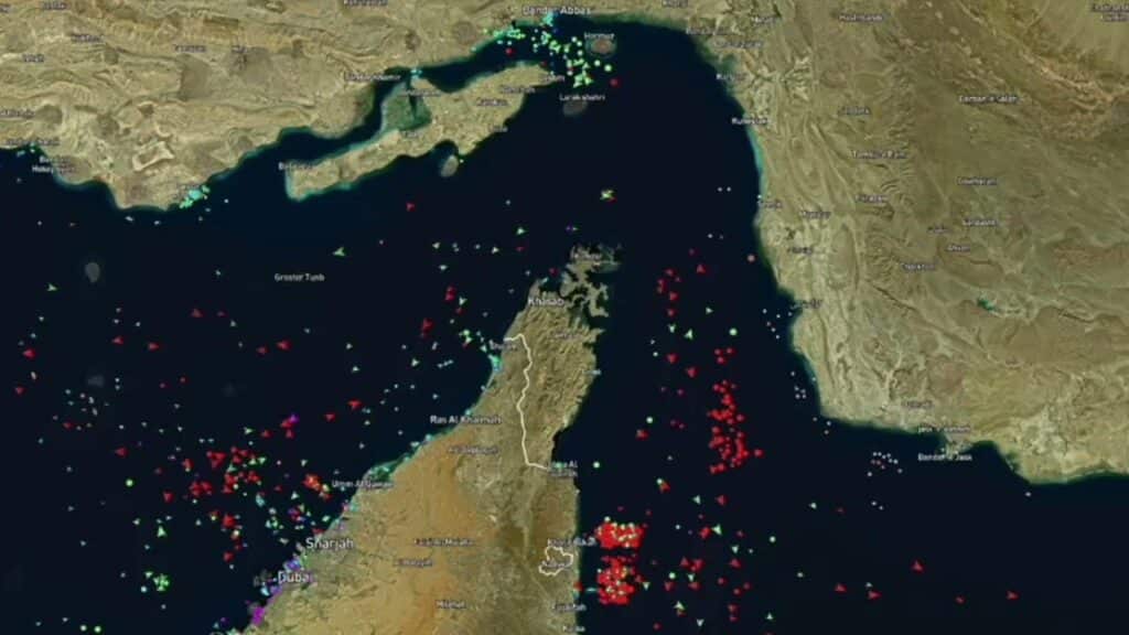 Stretto di Hormuz, allarme sui carburanti: oltre 1.000 navi ferme e cresce il rischio di rincari per benzina e diesel