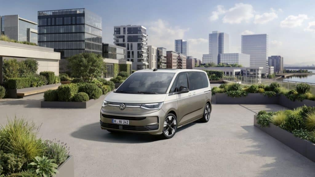 Volkswagen Multivan 2026 si rinnova: ecco cosa cambia nel famoso van