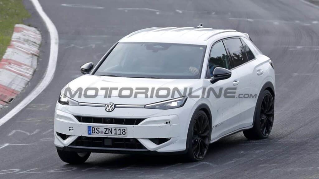 Volkswagen T-Roc R: foto spia al Nurburgring per la nuova generazione