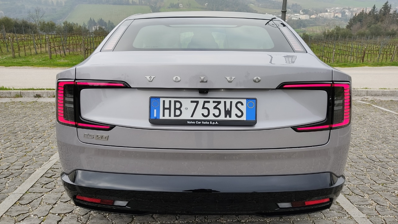 Volvo ES90 2026: a Bologna con l’ammiraglia elettrica