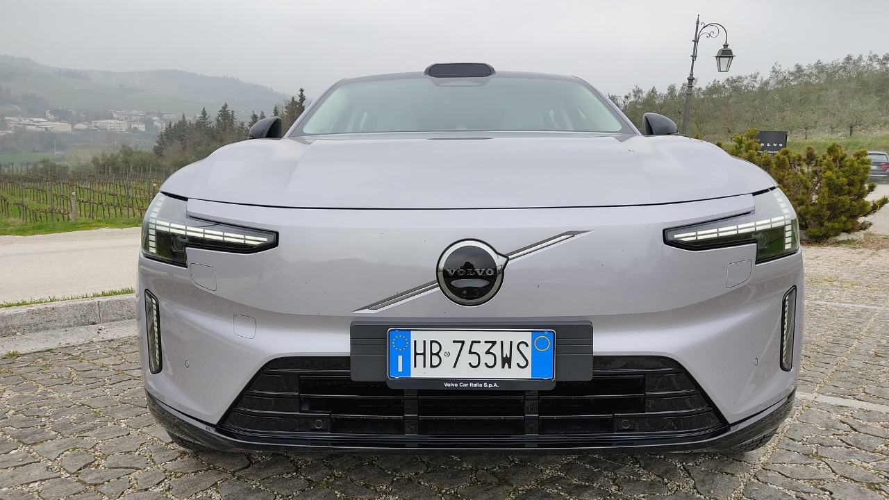 Volvo ES90 2026: a Bologna con l’ammiraglia elettrica