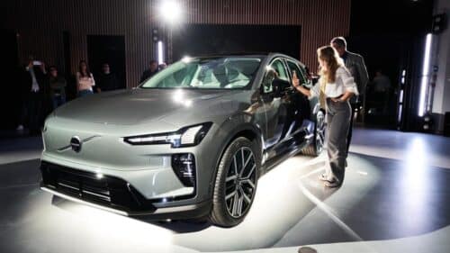 Volvo EX60 debutta in Italia: anteprima a Milano e via agli ordini della versione Cross Country