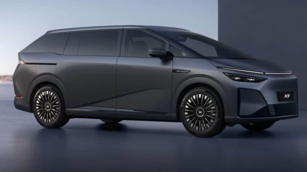 XPENG X9: così la tecnologia rende più facile entrare e uscire dall’auto