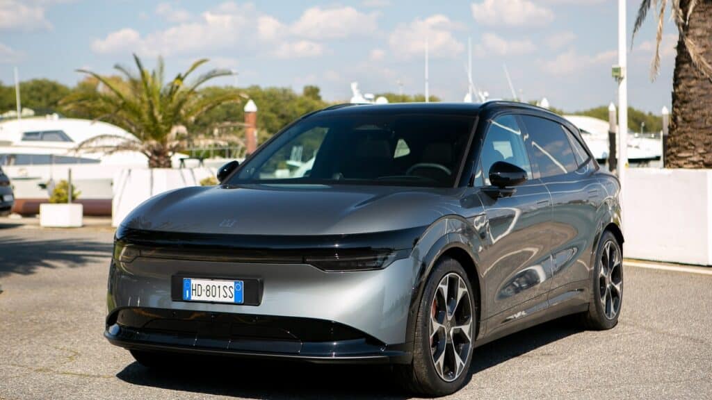 Zeekr dà il via alle prime sessioni di prova prodotto per clienti e media in Italia