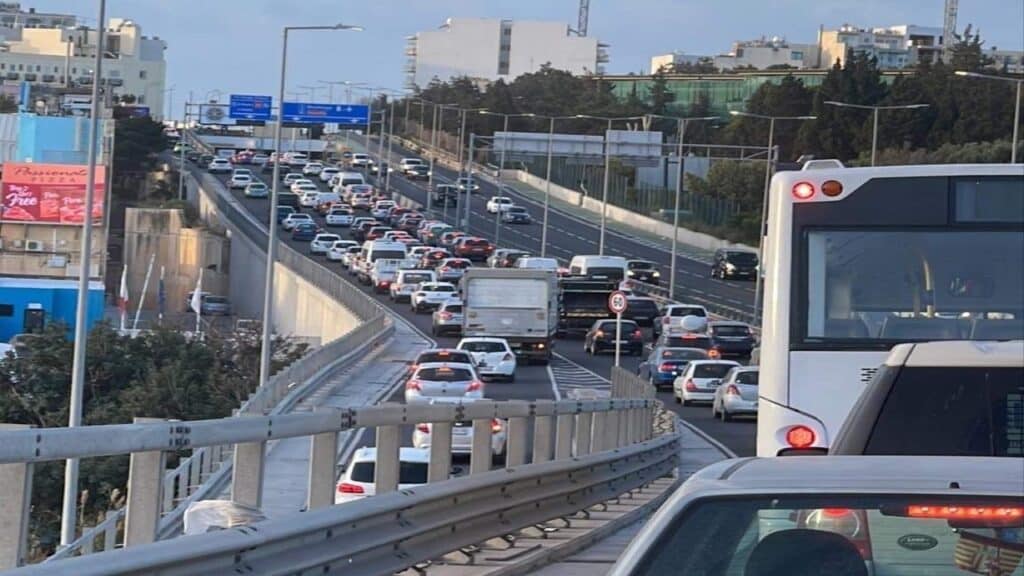 Malta offre 25mila euro ai giovani per rinunciare alla patente: la misura choc contro traffico e sovraffollamento