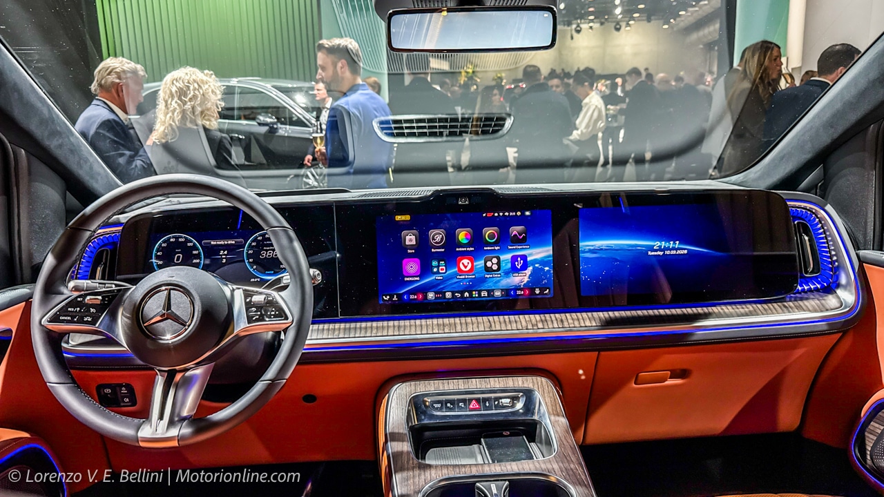 Mercedes VLE 2026: abbiamo toccato dal vivo il futuro delle limousine