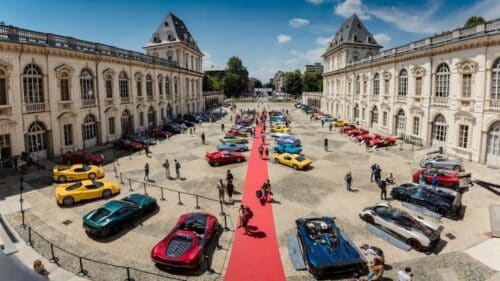 Milano Design Week 2026: videowall e auto iconiche in Via Tortona