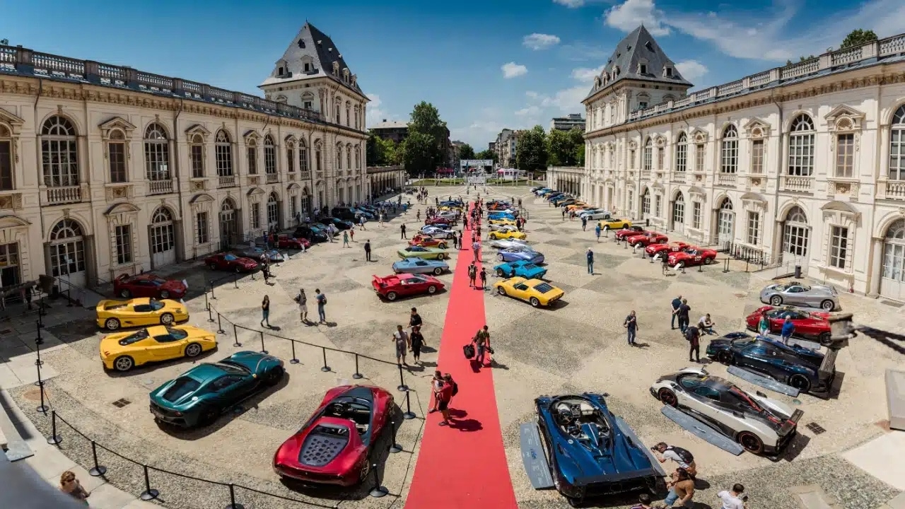 Milano Design Week 2026: videowall e auto iconiche in Via Tortona