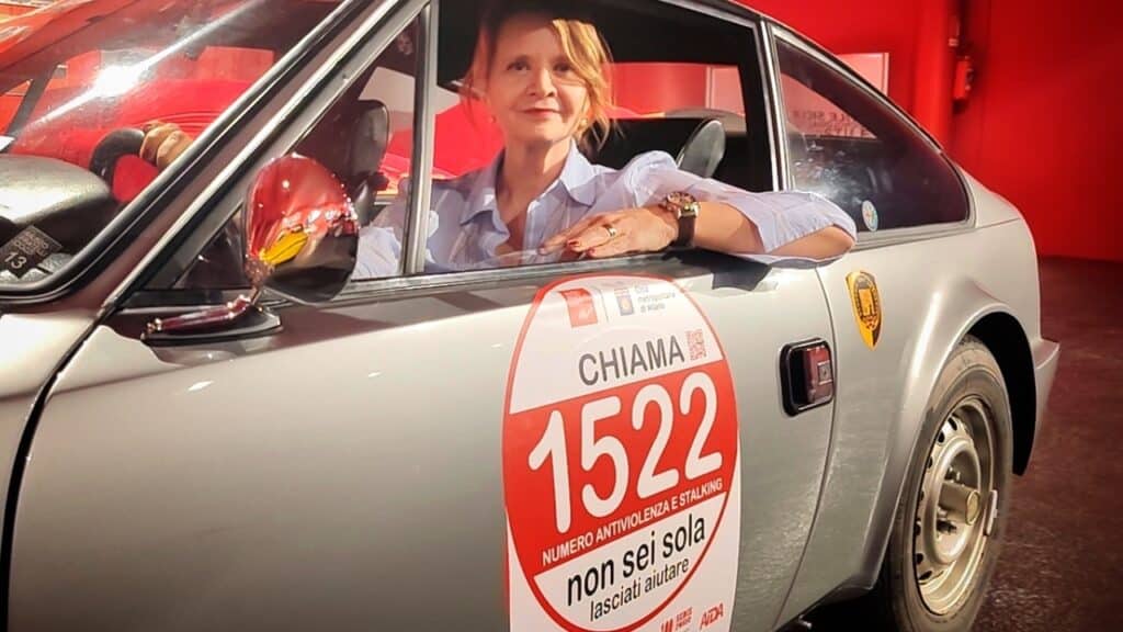 1522 | Motori in marcia contro la violenza sulle donne: auto e moto storiche sfilano per sostenere il numero antiviolenza