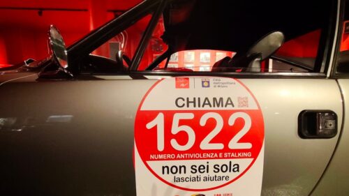 1522 | Motori in marcia contro la violenza sulle donne: auto e moto storiche sfilano per sostenere il numero antiviolenza