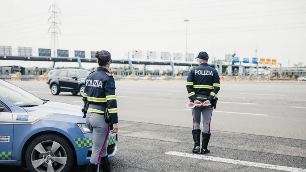 Vacanze Sicure 2026: dal 20 aprile al via i controlli sugli pneumatici in campo Polizia Stradale e Assogomma