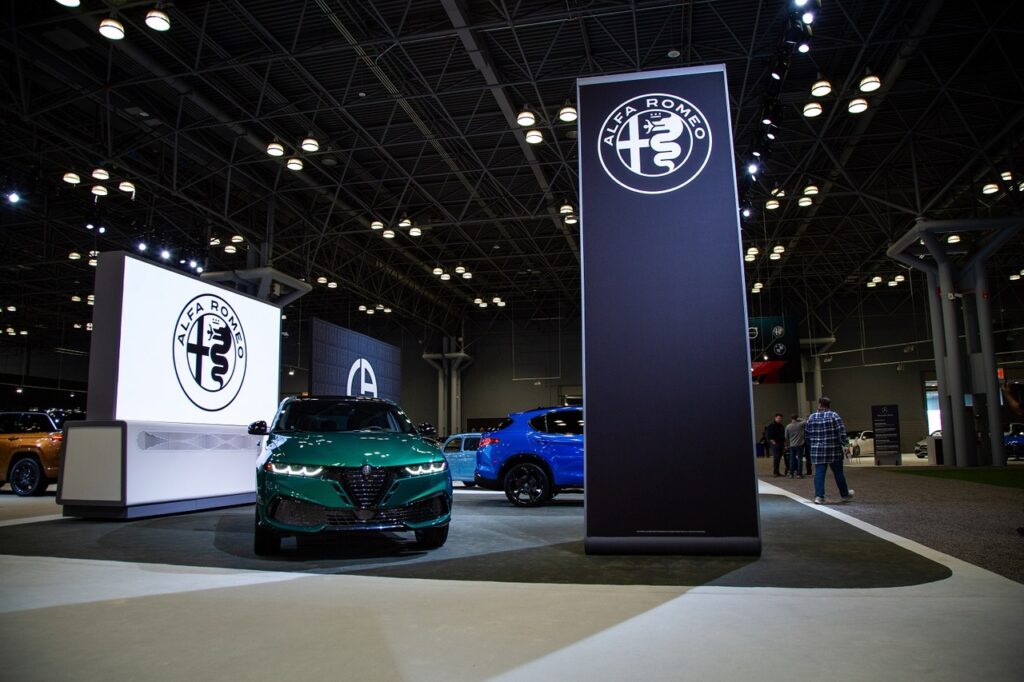 Alfa Romeo illumina New York: Tonale e Stelvio portano il DNA del Biscione sotto i riflettori