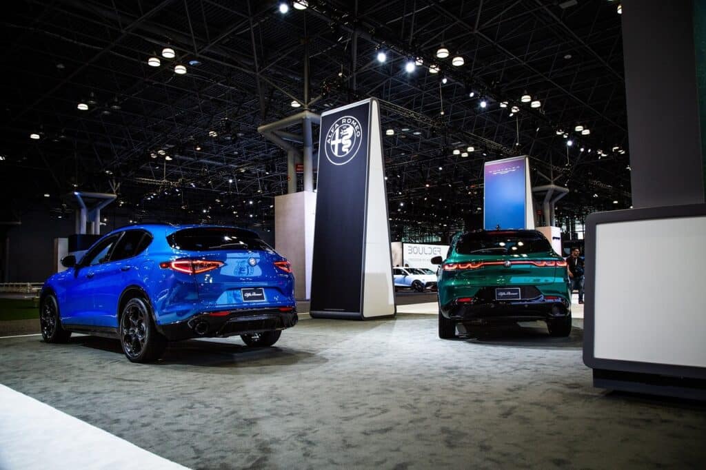 Alfa Romeo illumina New York: Tonale e Stelvio portano il DNA del Biscione sotto i riflettori