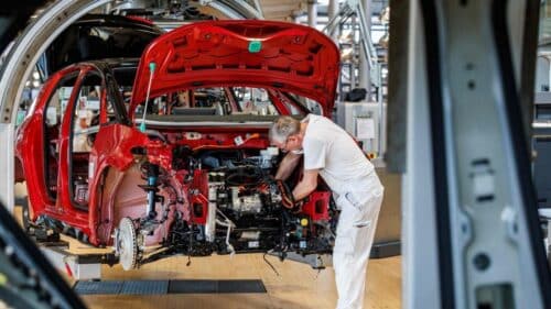 Mercato auto Europa 2026: +12,5% a marzo, boom di elettriche e ibride