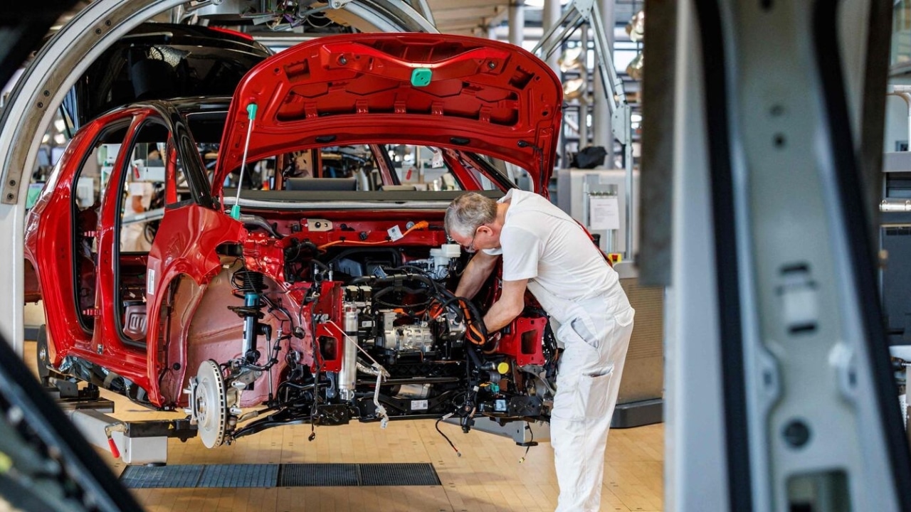 Mercato auto Europa 2026: +12,5% a marzo, boom di elettriche e ibride