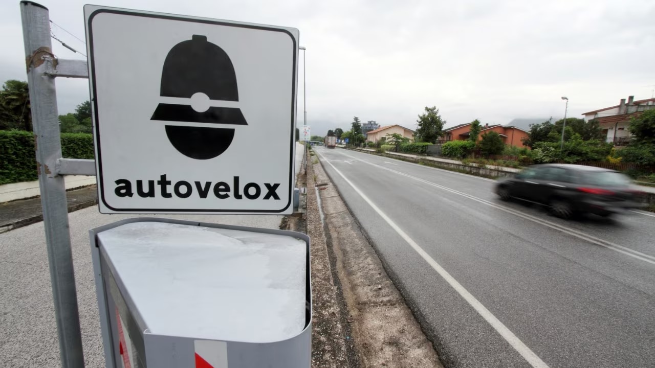 Autovelox, la Cassazione chiarisce: multe valide anche senza omologazione se ci sono verifiche regolari