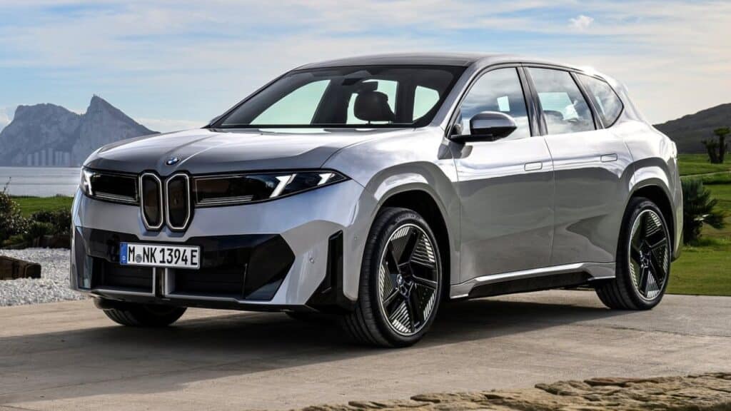 BMW iX3 è Auto dell’Anno 2026: vince anche tra le elettriche ai World Car Awards