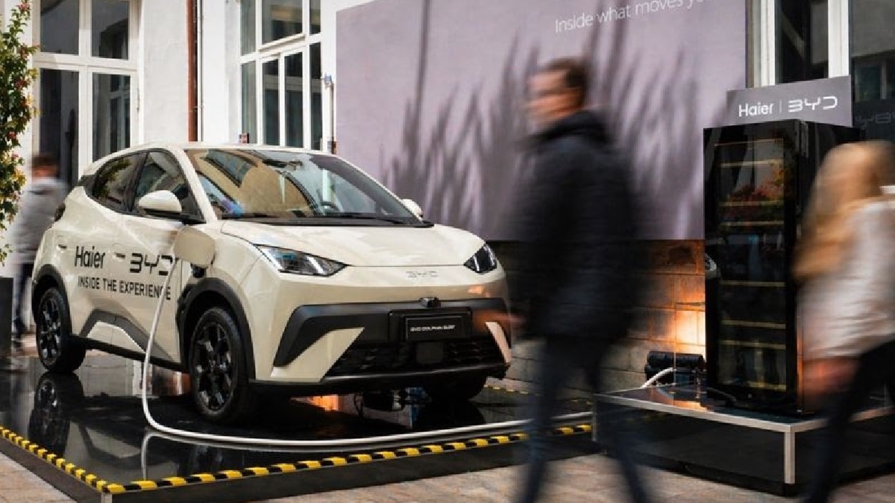 BYD ribalta l’ironia sulle “lavatrici”: alla Milano Design Week l’auto elettrica alimenta il bucato