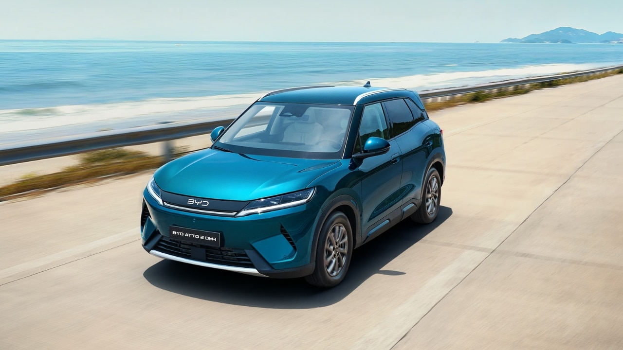 Caro carburante? La riposta concreta di BYD è la Atto 2 DM-i e lo racconta nel nuovo spot